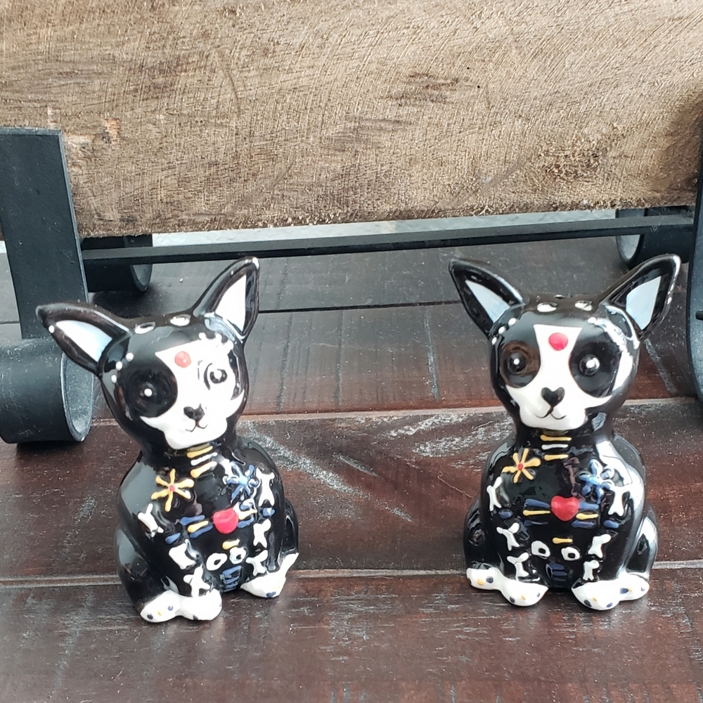 NWT- Salt & Pepper shakers🐈‍⬛